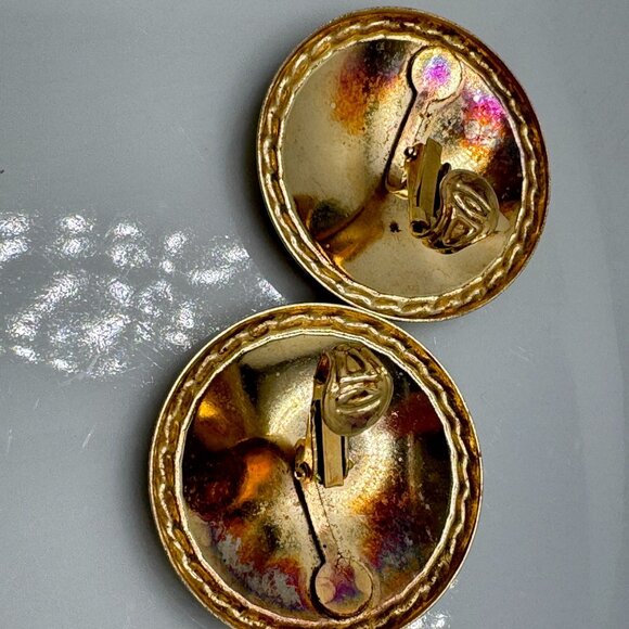 80s Swirl Enamel Round Button Earrings Black Cream Gold Clip-On Metal Retro - Picture 6 of 9